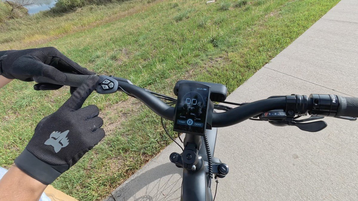 GhostCat Bikes Saber S1 cockpit.png