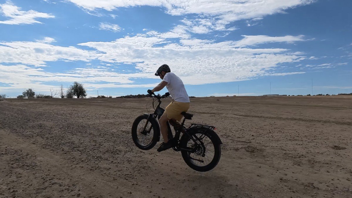 GhostCat Bikes Saber S1 jump shot.png