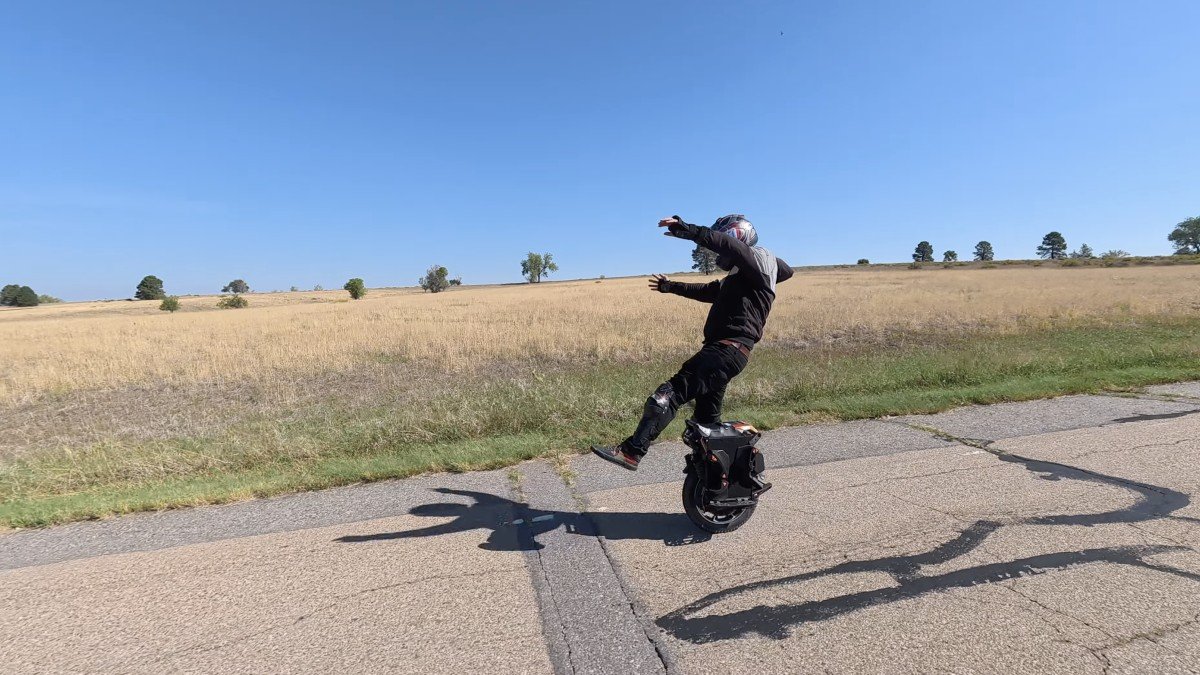 King Song F18 one foot riding.png King Song F18 one foot riding.png