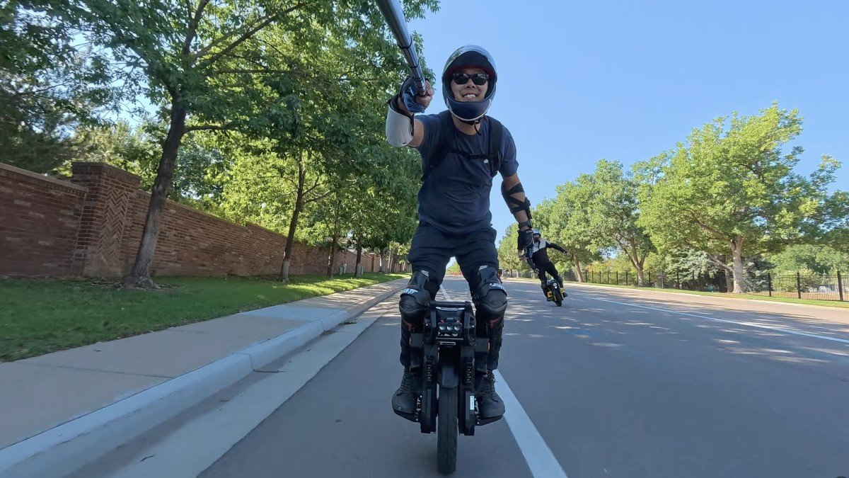King Song F18 street riding.png King Song F18 street riding.png