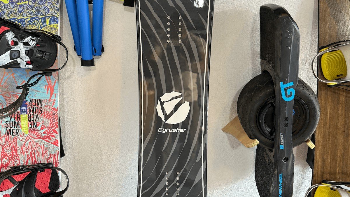 2024 Cyrusher Ripple Cyrusher-Ripple-Electric-Snowboard-up-close