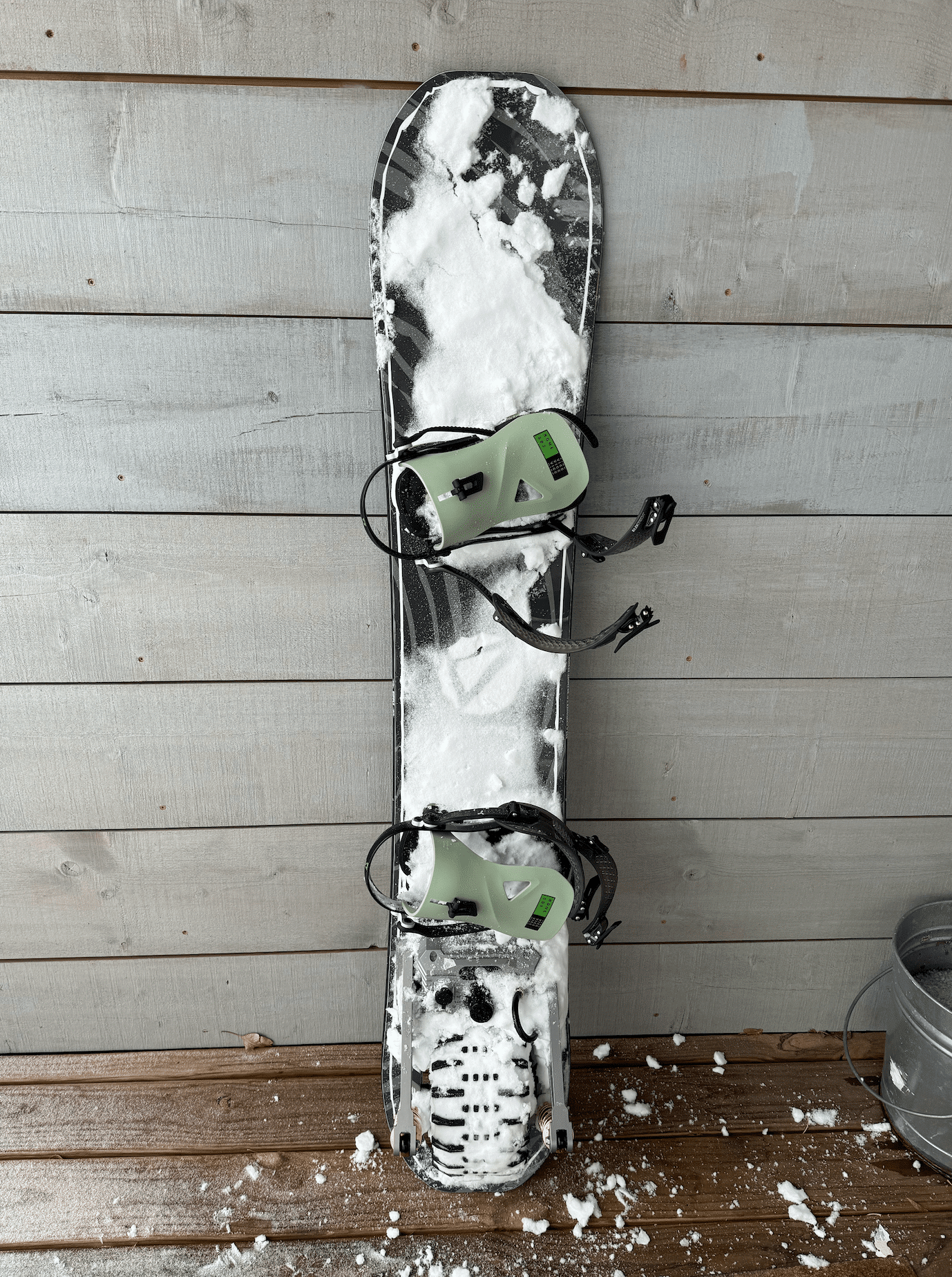 Cyrusher-Ripple-Electric-Snowboard-covered-in-snow-after-testing-and-reviewing-it-review-1
