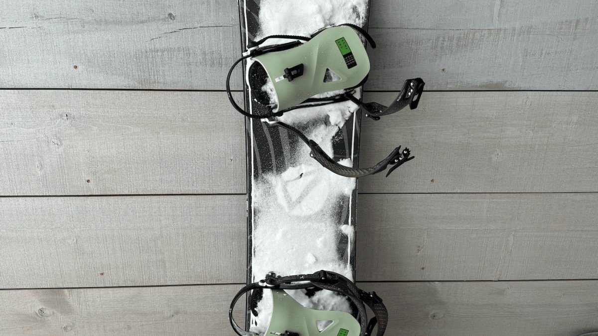 2024 Cyrusher Ripple Cyrusher-Ripple-Electric-Snowboard-covered-in-snow-after-testing-and-reviewing-it-review-1