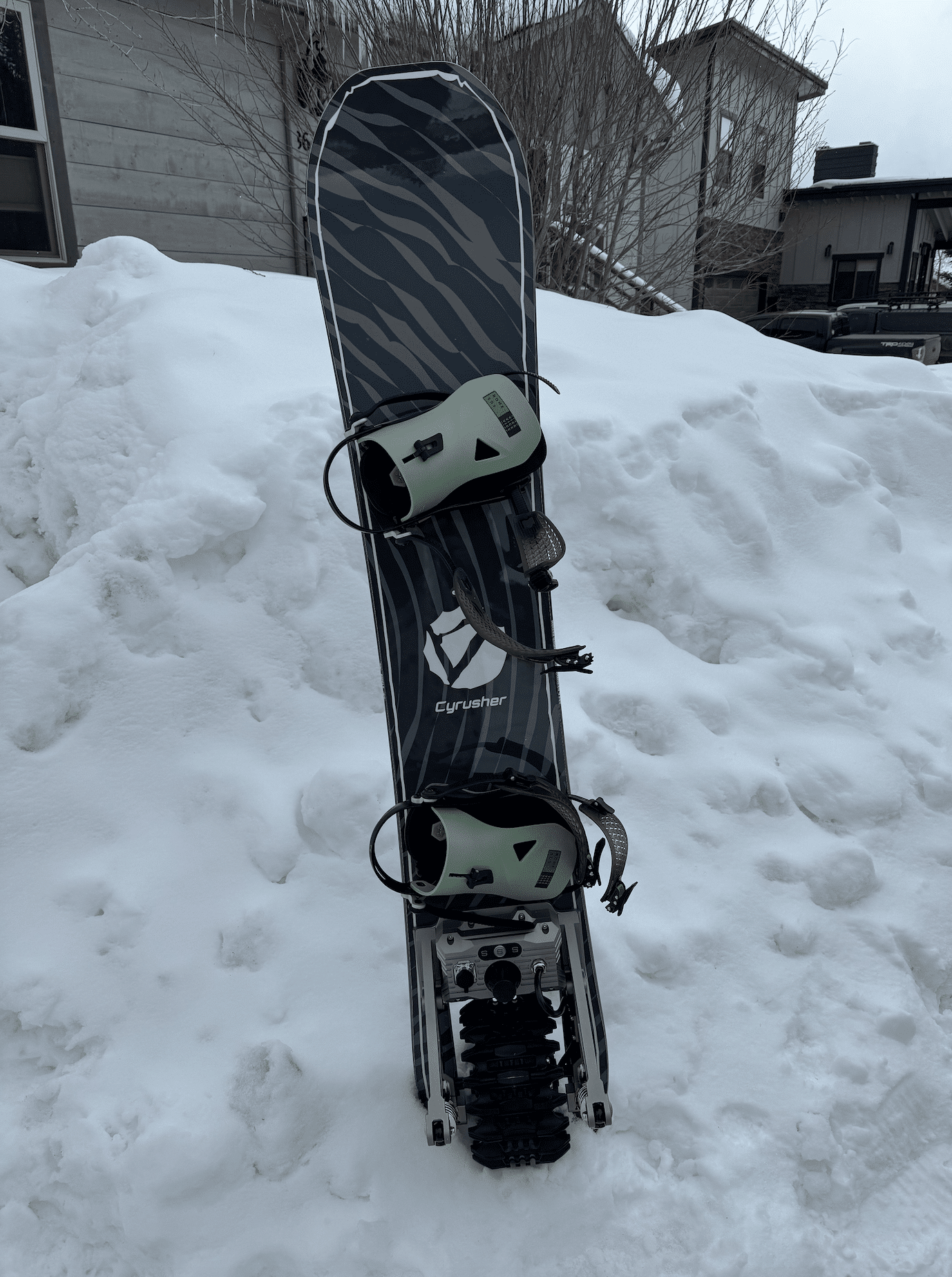 Cyrusher-Ripple-Electric-Snowboard-standing-in-snow-review