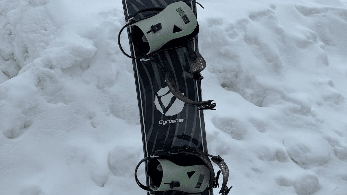 2024 Cyrusher Ripple Cyrusher-Ripple-Electric-Snowboard-standing-in-snow-review