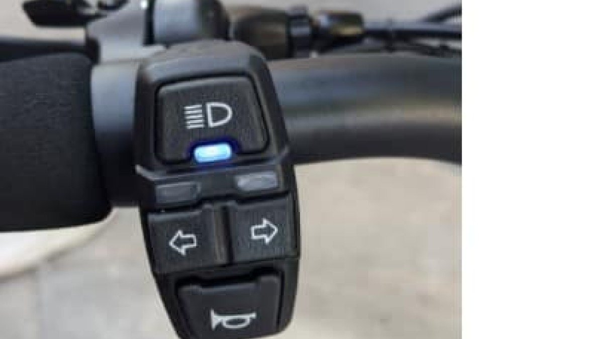 2023 Kaabo Mantis 8 Kaabo-Mantis-8-Turn-Signal-Buttons