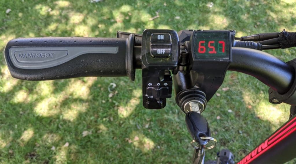 Nanrobot-LS7-Keyed-Entry-Volt-Meter-and-Handlebar-Grip-1024x568