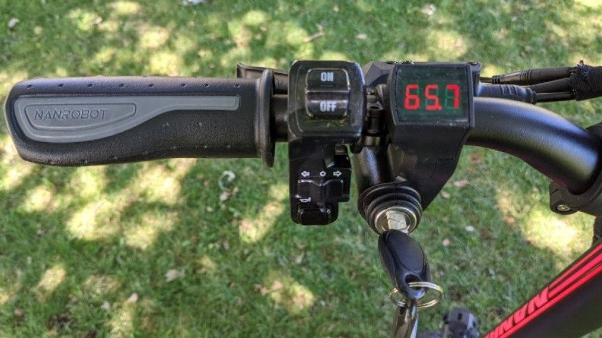 2023 Nanrobot LS7+ Nanrobot-LS7-Keyed-Entry-Volt-Meter-and-Handlebar-Grip-1024x568