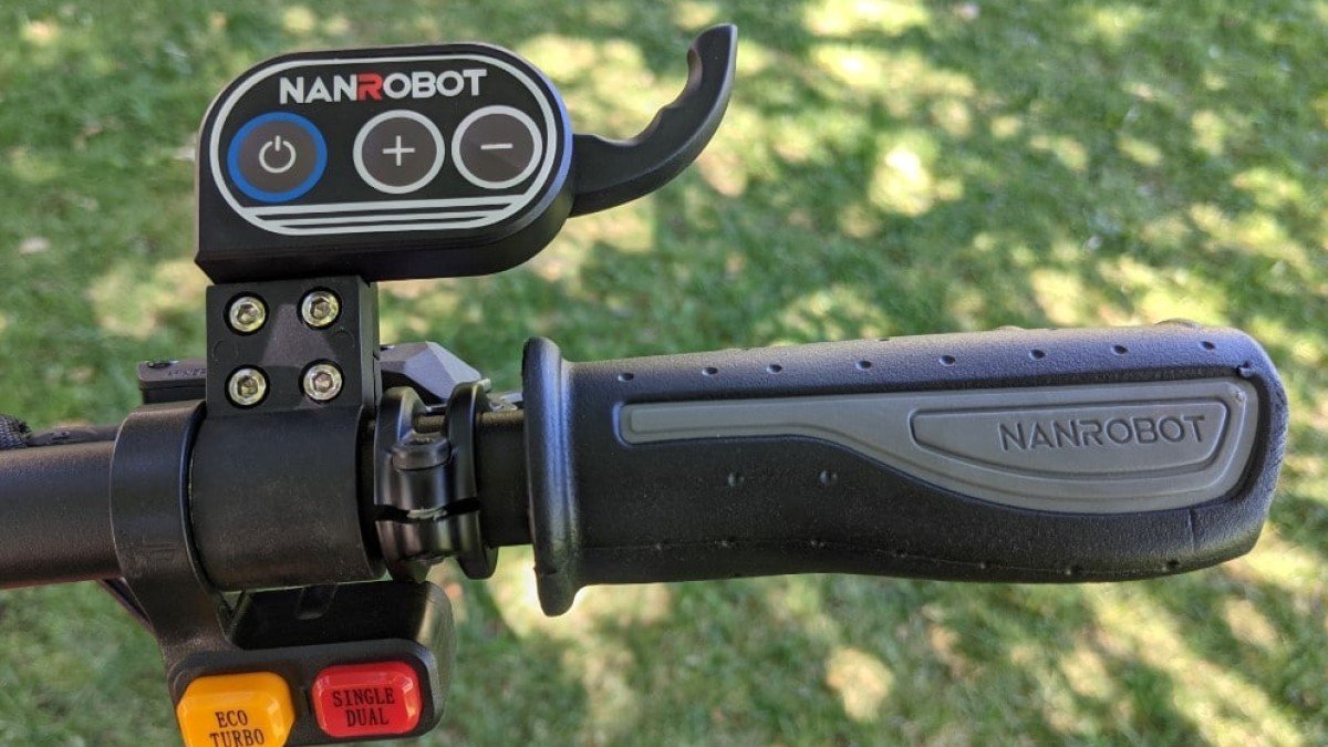 2023 Nanrobot LS7+ Nanrobot-LS7-trigger-throttle-and-eco-turbo-and-single-dual-motor-buttons