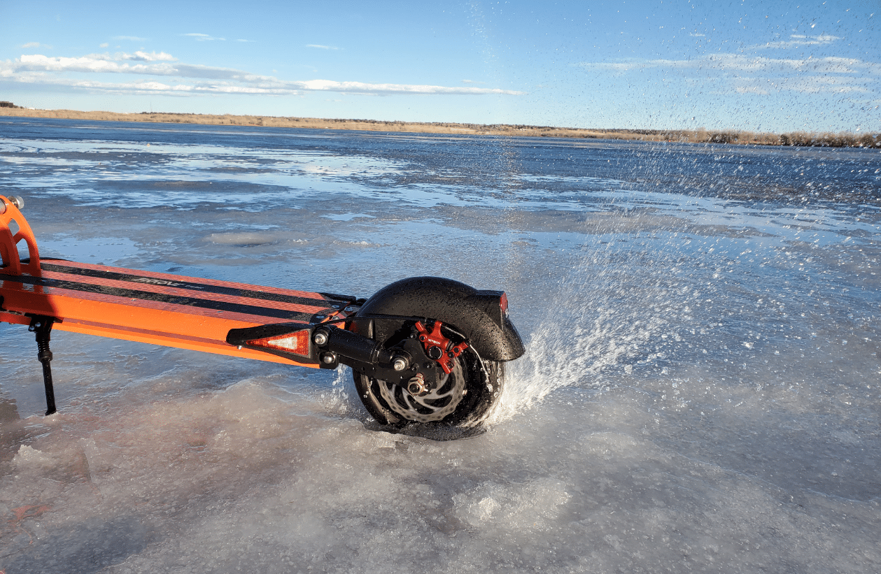 Emove-Cruiser-On-Ice-Spraying-Water