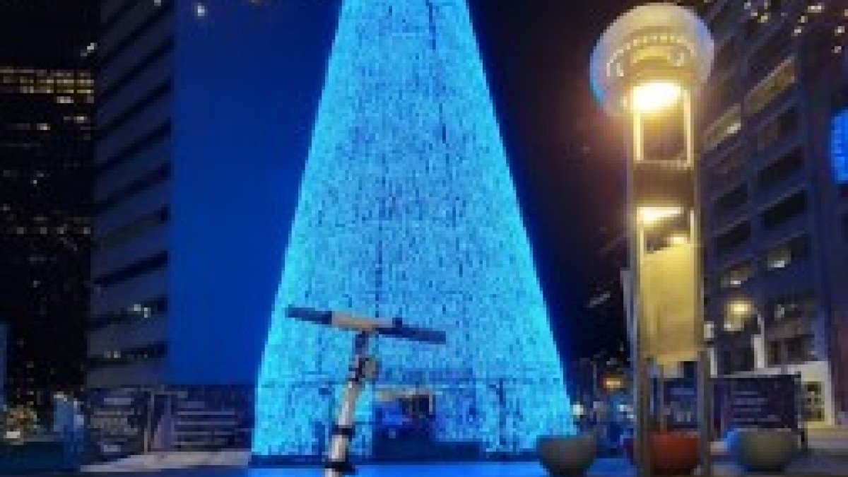 2022 OKAI Neon ES20 OKAI-Neon-ES20-with-a-Christmas-Tree-and-lights-on-with-solid-tire-large-deck-bell-rear-suspension-bright