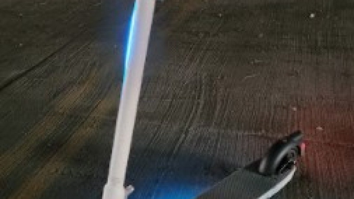 2022 OKAI Neon ES20 OKAI-Neon-ES20-Lights-up-stem-and-Deck