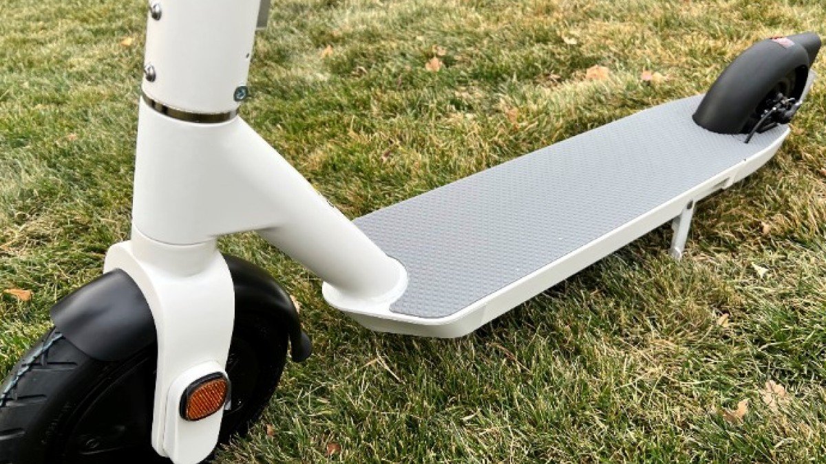 2022 OKAI Neon ES20 OKAI-Neon-ES20-Massive-Deck-and-Air-Filled-Front-Tire