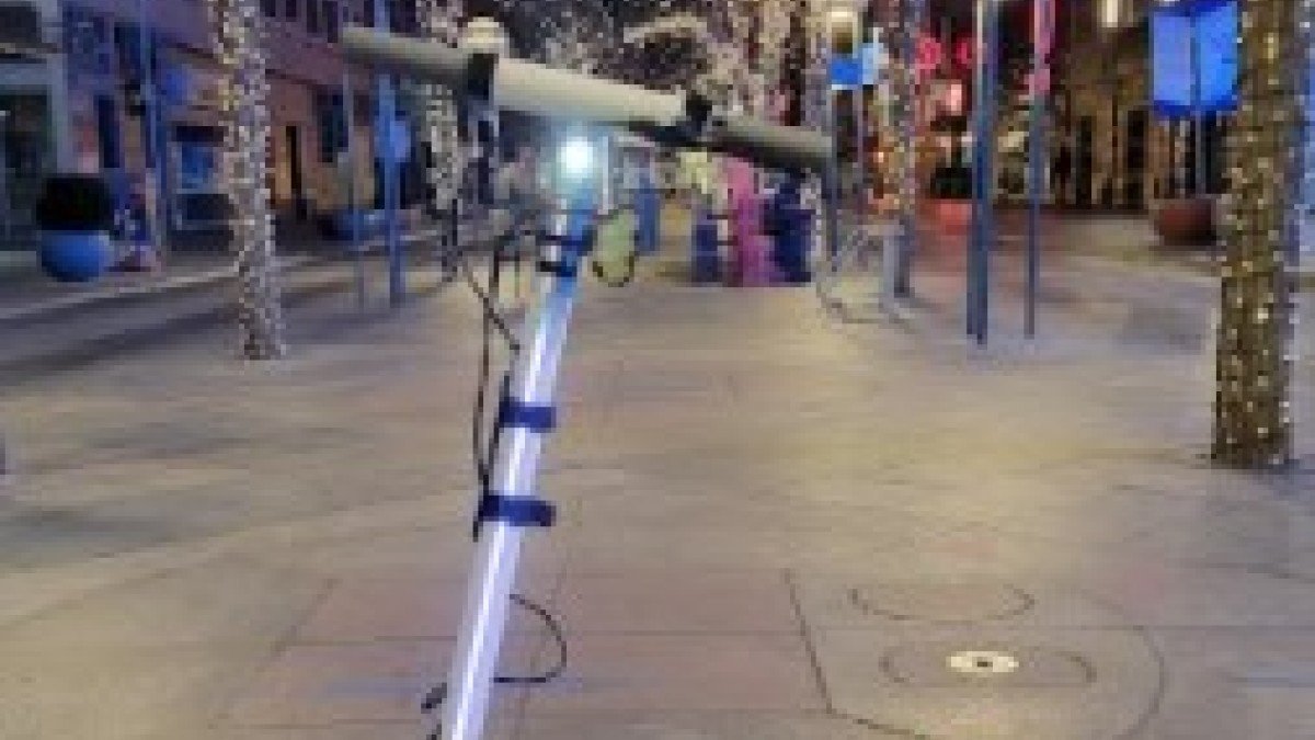 2022 OKAI Neon ES20 OKAI-Neon-ES20-on-16th-street-mall-with-lights-on-with-solid-tire-large-deck-bell-rear-suspension-bright