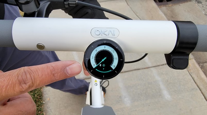 OKAI-Neon-ES20-Display-with-stem-and-deck