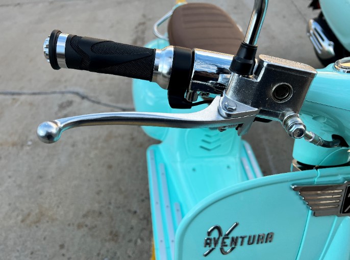 Aventura-X-Cockpit-with-throttle-rear-view-mirrors-and-brakes