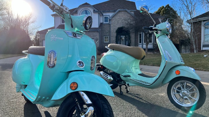 Aventura-X-Electric-Scooter-next-to-a-Vespa-50cc-Primavera-2