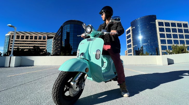 Aventura-X-Electric-Scooter-that-Looks-like-a-Vespa-with-Andrew