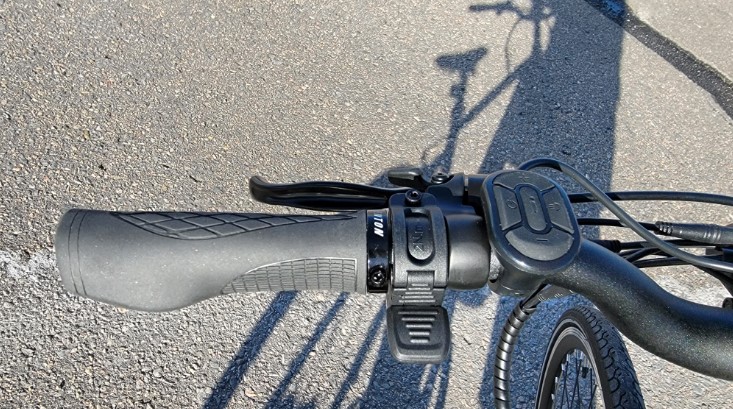 Aventon-Soltera-Black-Onyx-Throttle-and-Display-Control-Buttons