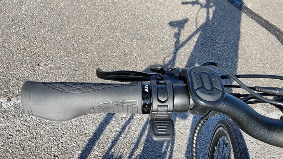 2022 Aventon Soltera Aventon-Soltera-Black-Onyx-Throttle-and-Display-Control-Buttons