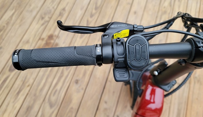 Aventon-Sinch-Step-Through-Foldable-ebike-handlebars-and-cockpit-throttle