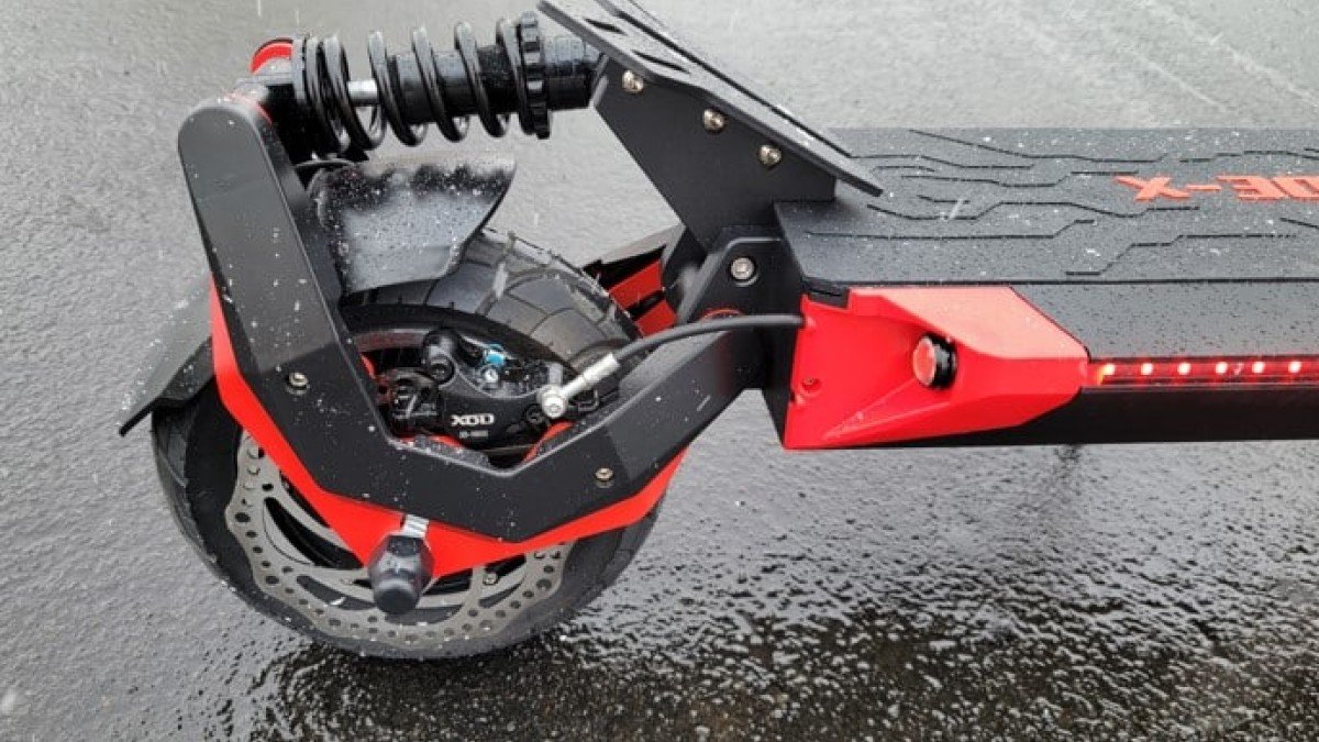 2022 Eonmotors Blade X Pro Blade-X-Pro-Rear-Suspension-and-Red-LED-lights