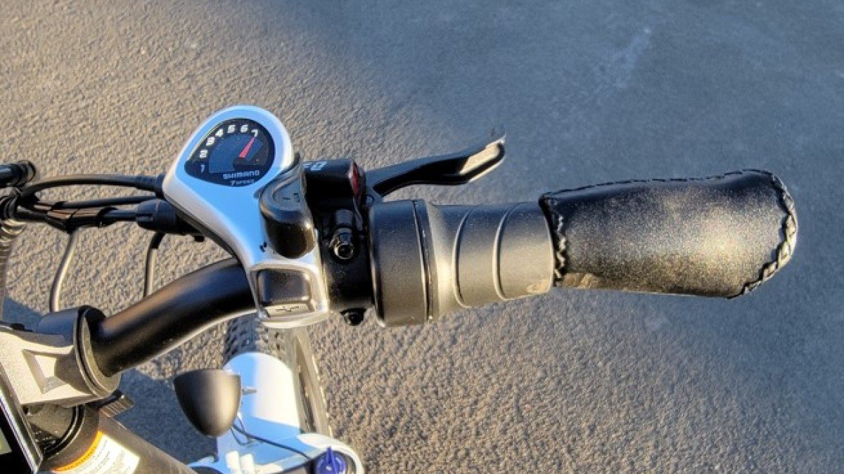 2022 Lectric XPremium LECTRIC-Xpremium-twist-throttle-and-shimano-thumb-shifter
