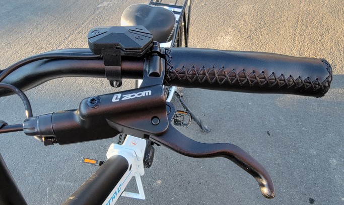 LECTRIC-Xpremium-cockpit-with-zoom-brake-levers-