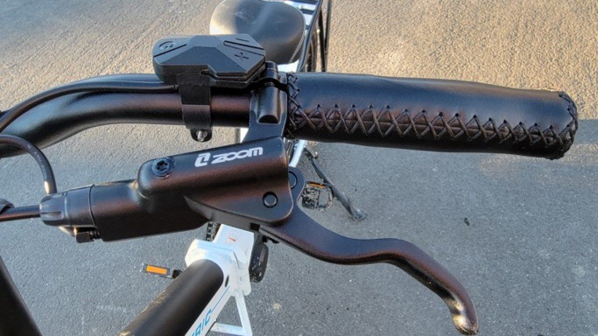 2022 Lectric XPremium LECTRIC-Xpremium-cockpit-with-zoom-brake-levers-