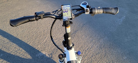 LECTRIC-Xpremium-cockpit-with-zoom-brake-levers-display-and-throttle