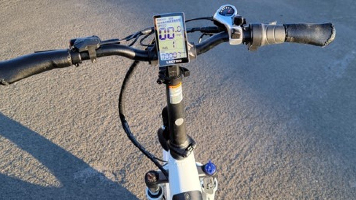 2022 Lectric XPremium LECTRIC-Xpremium-cockpit-with-zoom-brake-levers-display-and-throttle
