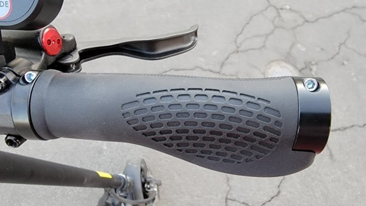 2022 Kaabo Mantis V2 Kaabo-Mantis-V2-Upgraded-Handlebar-Grips