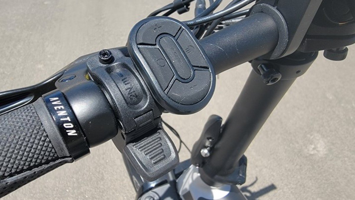 2022 Aventon Sinch 2022-Aventon-Sinch-Cloud-Gray-Controls-throttle