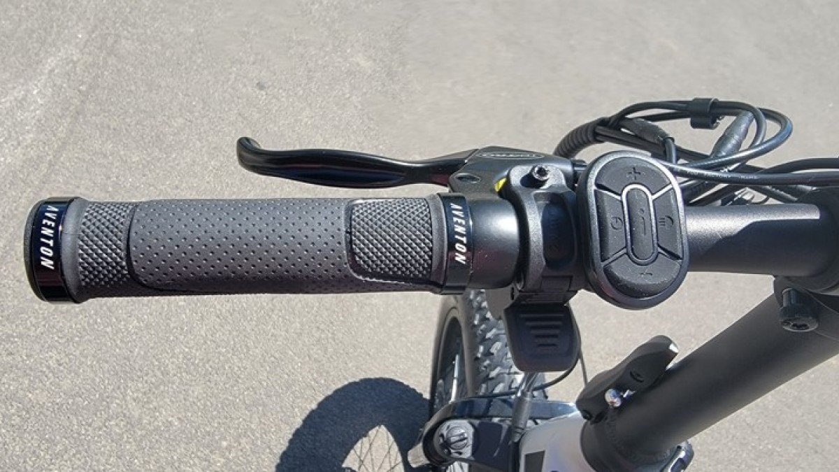 2022 Aventon Sinch 2022-Aventon-Sinch-Cloud-Gray-Controls-and-grip