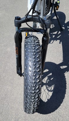 2022-Aventon-Sinch-Cloud-Gray-Knobby-Kenda-Krusade-Tire