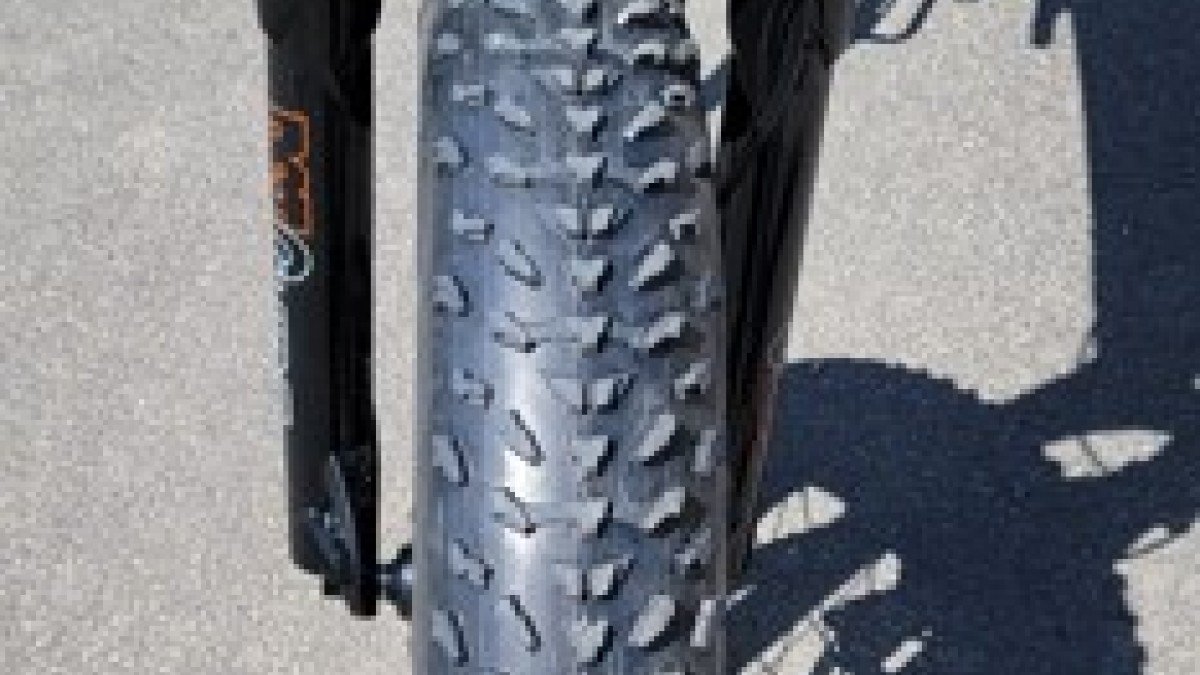 2022 Aventon Sinch 2022-Aventon-Sinch-Cloud-Gray-Knobby-Kenda-Krusade-Tire