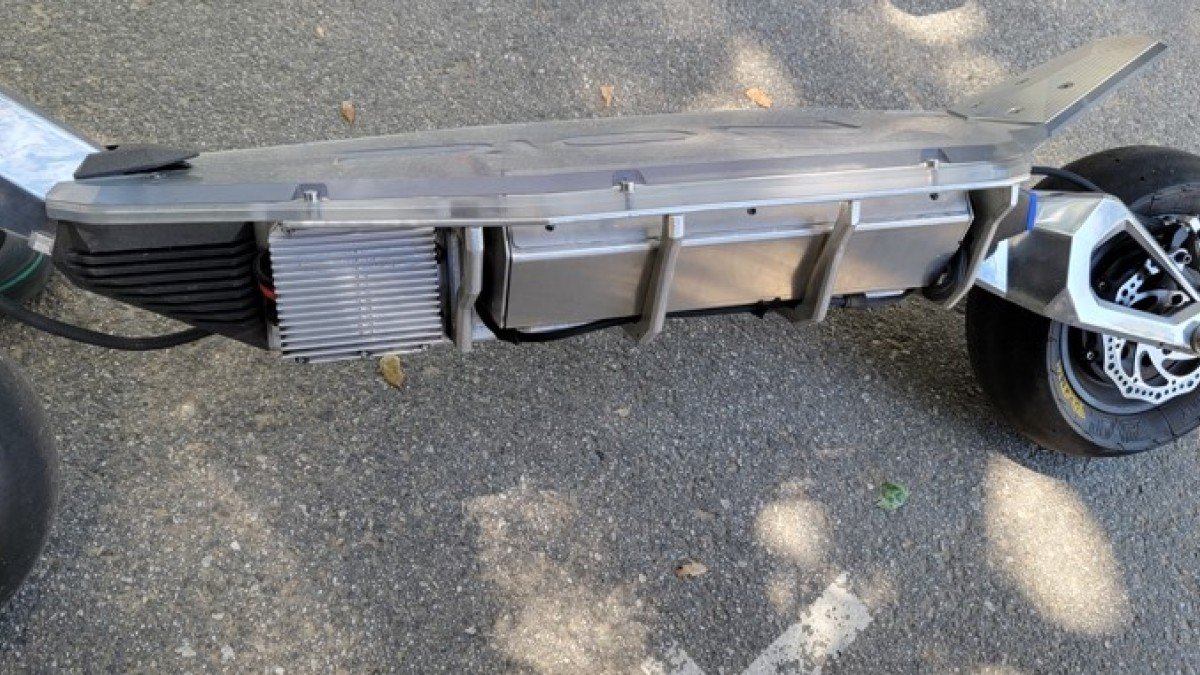 2022 Rion Apex battery compartment side profile