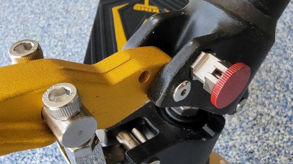 2022 Kaabo Mantis King GT Kaabo-Mantis-King-GT-Safety-Latch-and-Folding-Mechanism-
