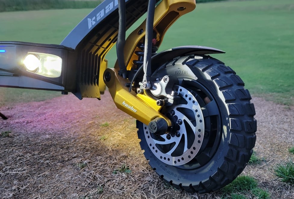Kaabo-Mantis-King-GT-Hybrid-Offroad-Tires-lighted-up