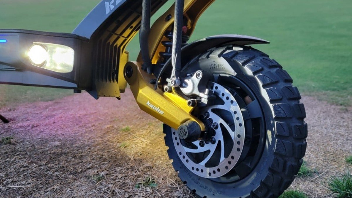 2022 Kaabo Mantis King GT Kaabo-Mantis-King-GT-Hybrid-Offroad-Tires-lighted-up