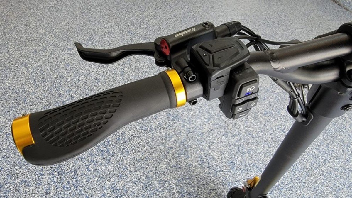 2022 Kaabo Mantis King GT Kaabo-Mantis-King-GT-Control-Module-and-Zoom-Brake-Levers-1024x558