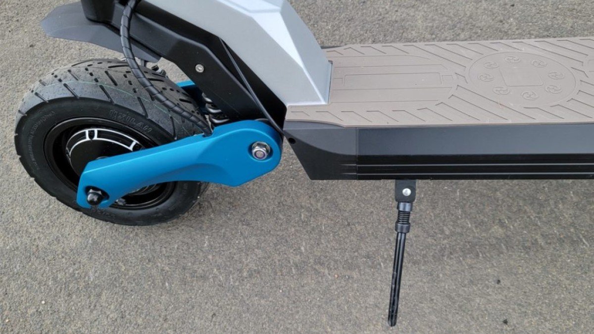 2023 Varla Eagle One Pro Varla-Eagle-One-Pro-kickstand-1024x588