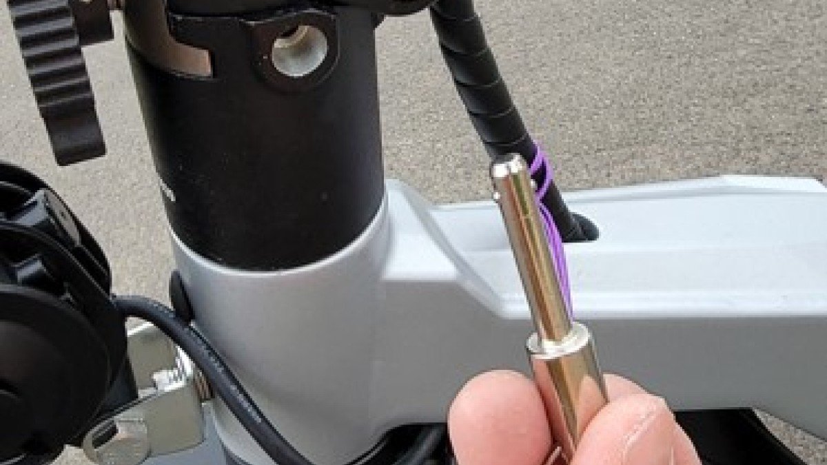 2023 Varla Eagle One Pro Varla-Eagle-One-Pro-Blue-Steering-Pole-Safety-Pin