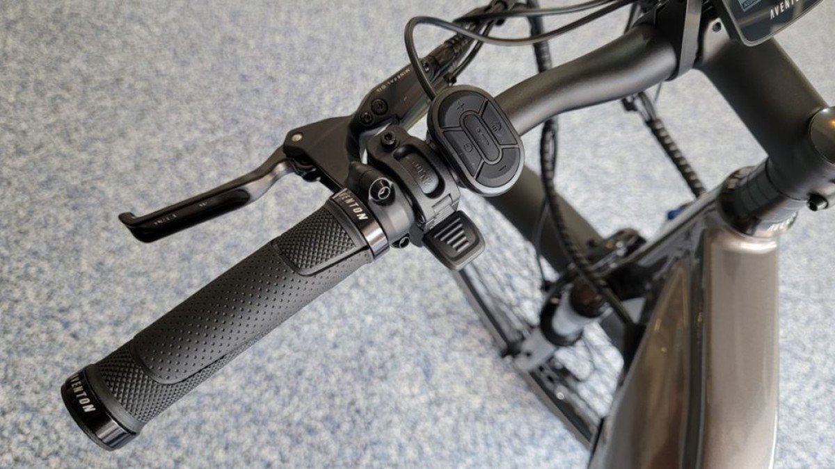 2022 Aventon Level.2 Aventon-Level.2-Throttle-and-Display-Control-1024x568
