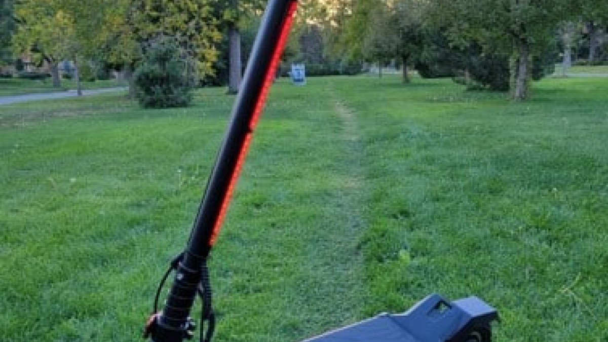2023 Miniwalker Tiger 10 Pro Miniwalker-Tiger-10-Pro-controllable-Deck-Lights-and-tall-steering-pole-stem