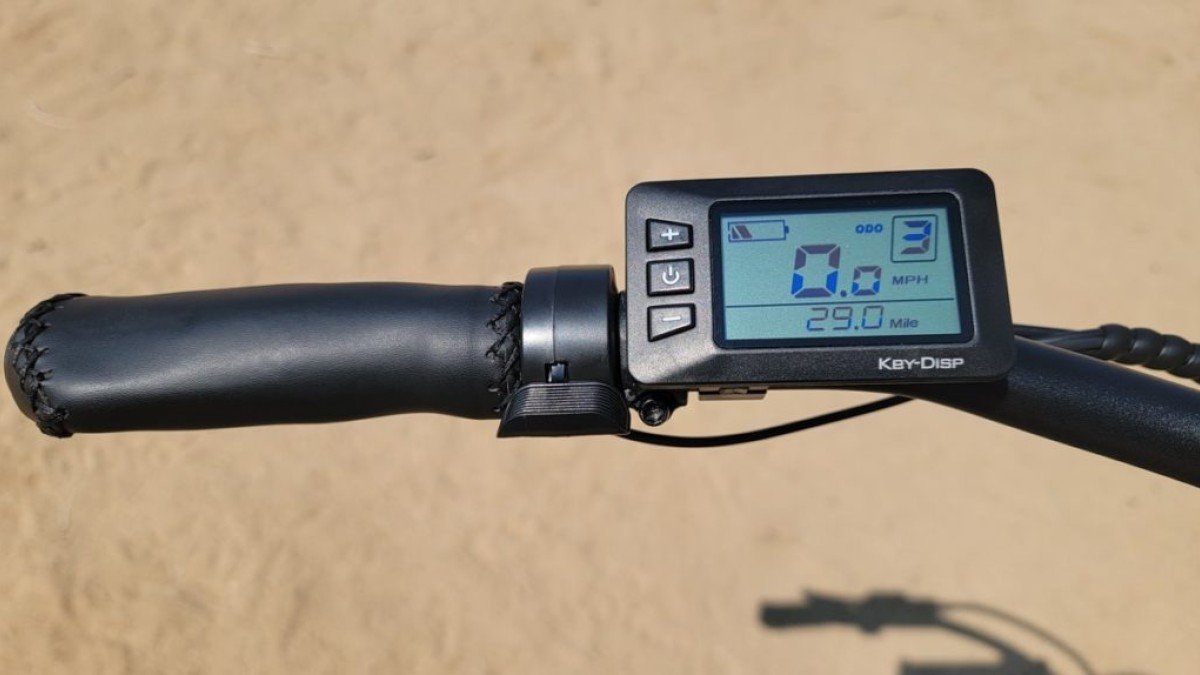 2022 Ride1Up Café Cruiser Ride1up-Cafe-Cruiser-Faux-handlebar-grip-throttle-and-display-1024x574