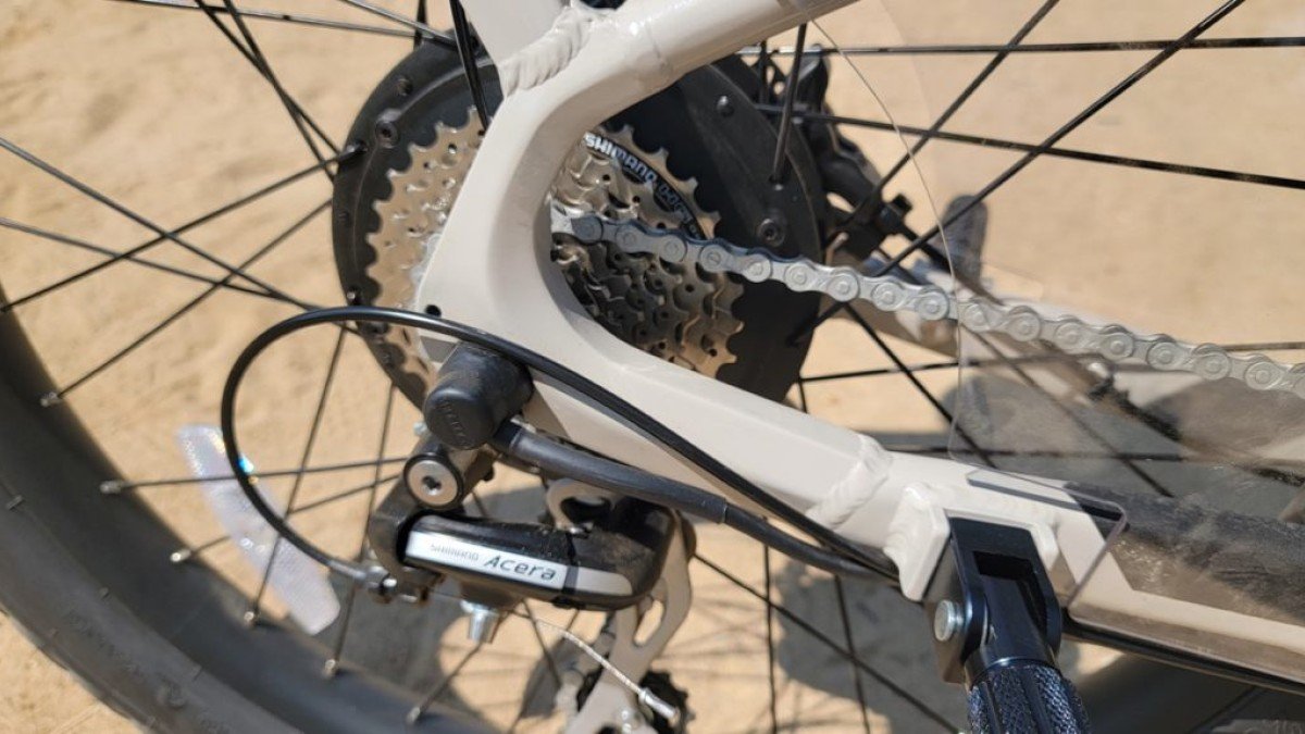 2022 Ride1Up Café Cruiser Shimano-Acera-Derraileur-and-peg-1024x574