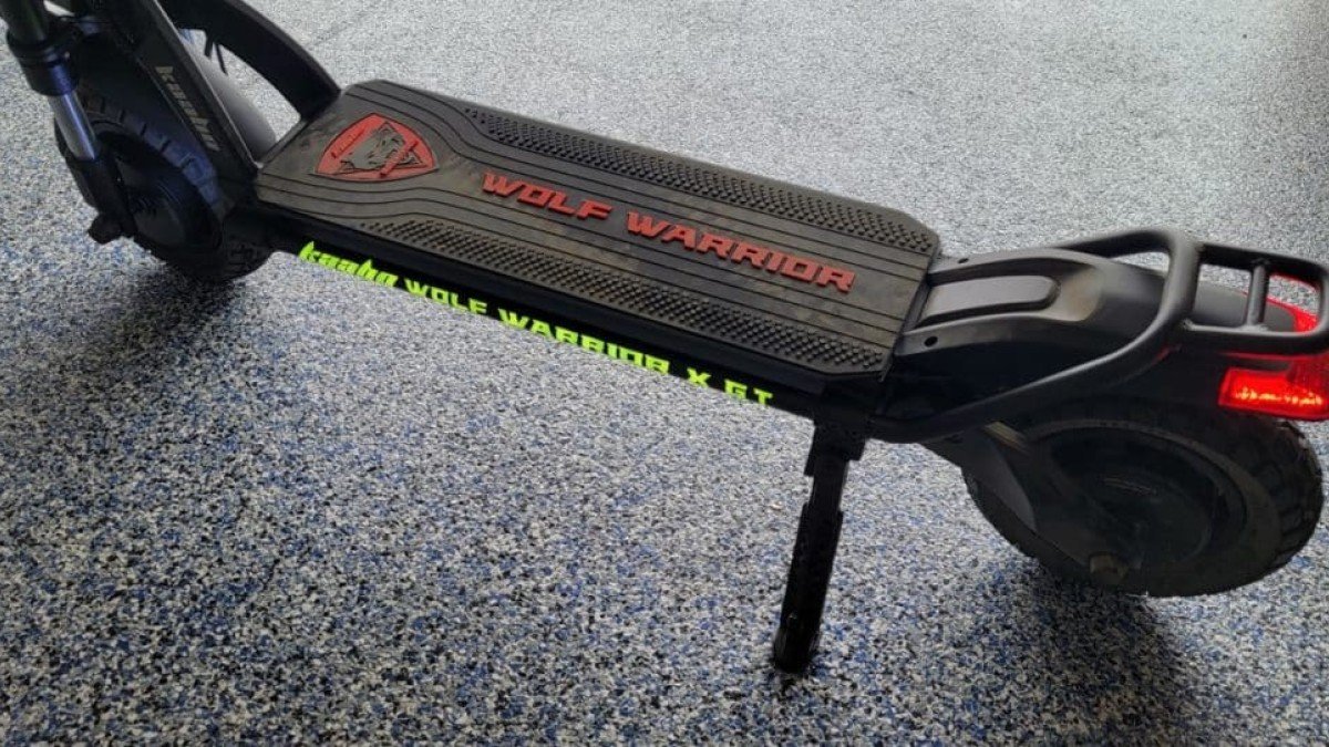 2023 Kaabo Wolf Warrior X GT Wolf-Warrior-X-GT-Silicone-deck-with-crappy-kickstand-1024x542