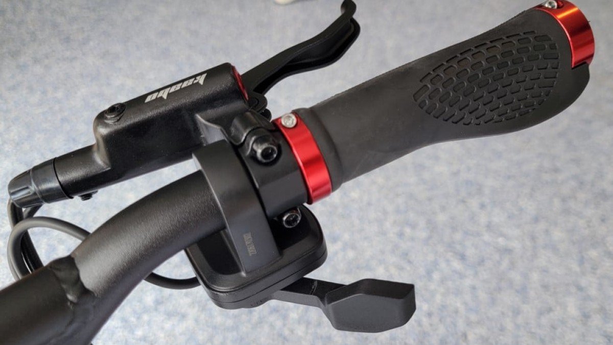 2023 Kaabo Wolf Warrior X GT Wolf-Warrior-X-GT-right-handlebar-grip-with-thumb-throttle-that-has-a-delay