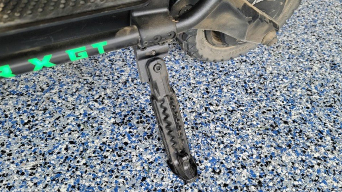 2023 Kaabo Wolf Warrior X GT Wolf-Warrior-X-GT-crappy-kickstand-1-1024x542
